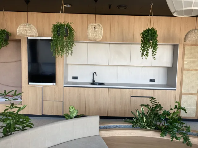 Designová kuchyně s dřevěnými prvky