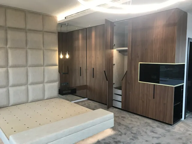 Ložnice s vestavěnými skříněmi