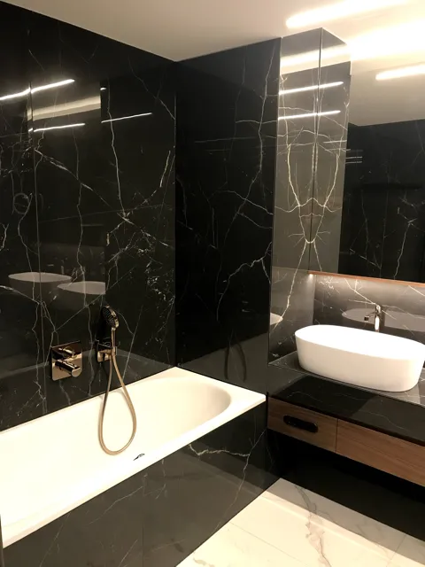 Luxusní koupelna s mramorovými obklady