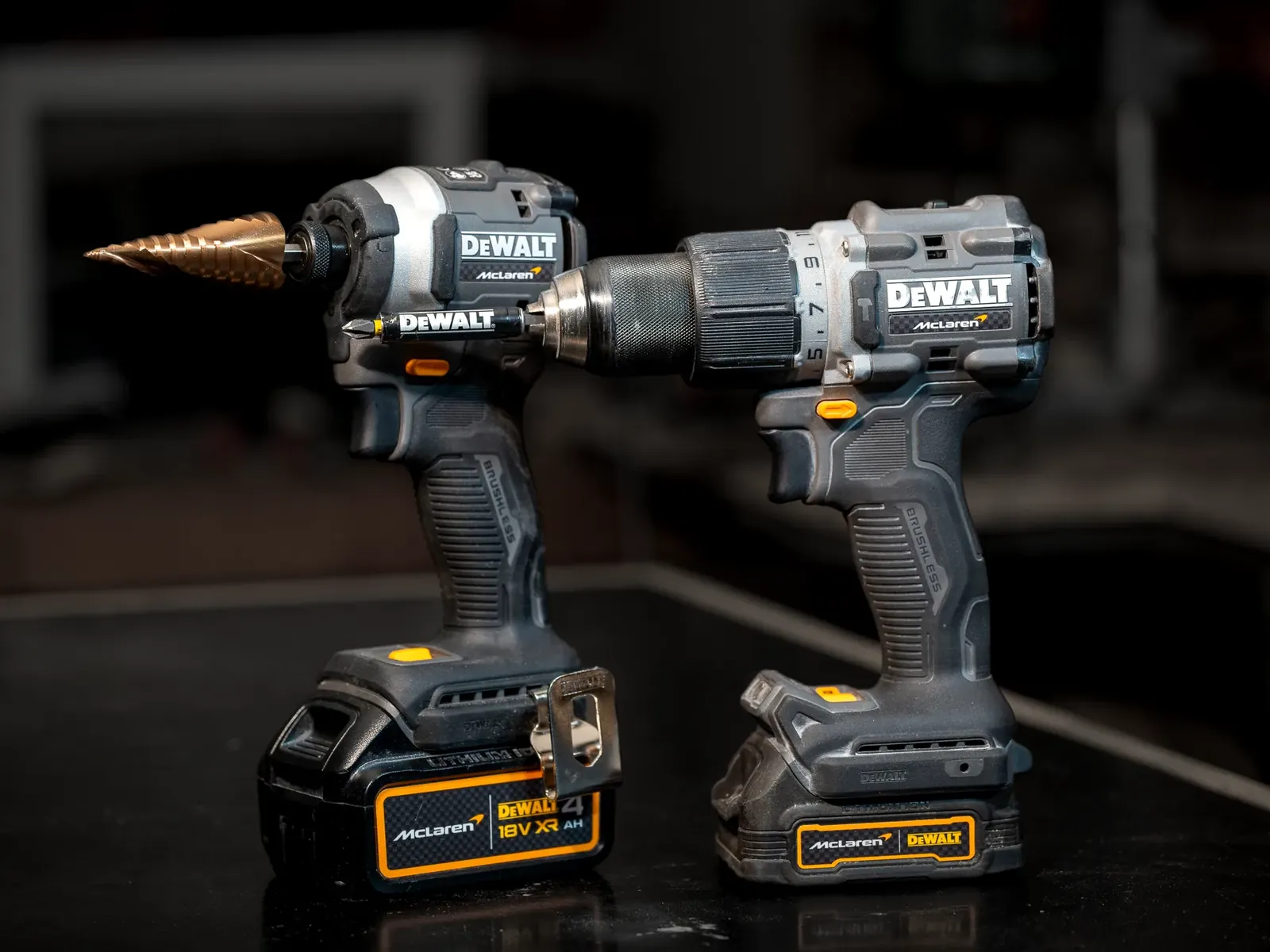 Aku nářadí DeWalt 18V XR — rázový utahovák a příklepová vrtačka