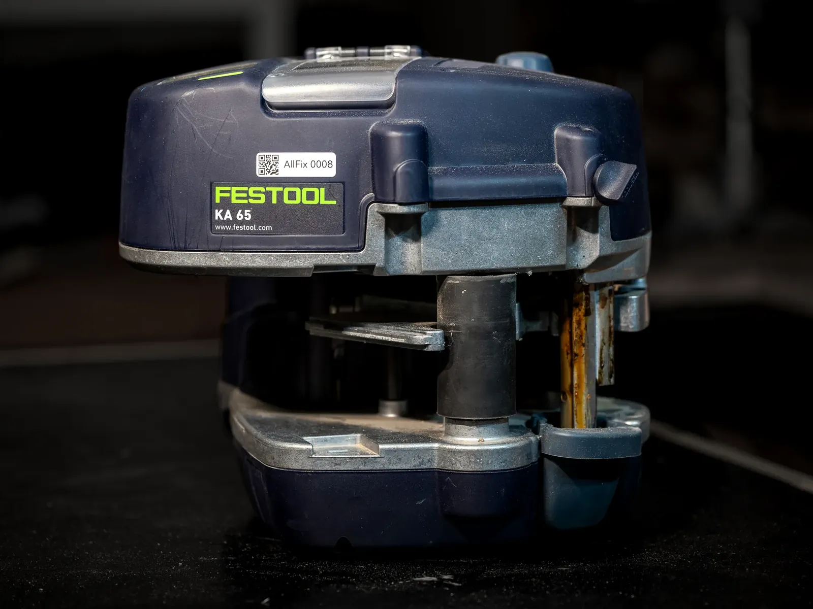Olepovačka hran Festool KA 65 na pracovním stole v dílně AllFix