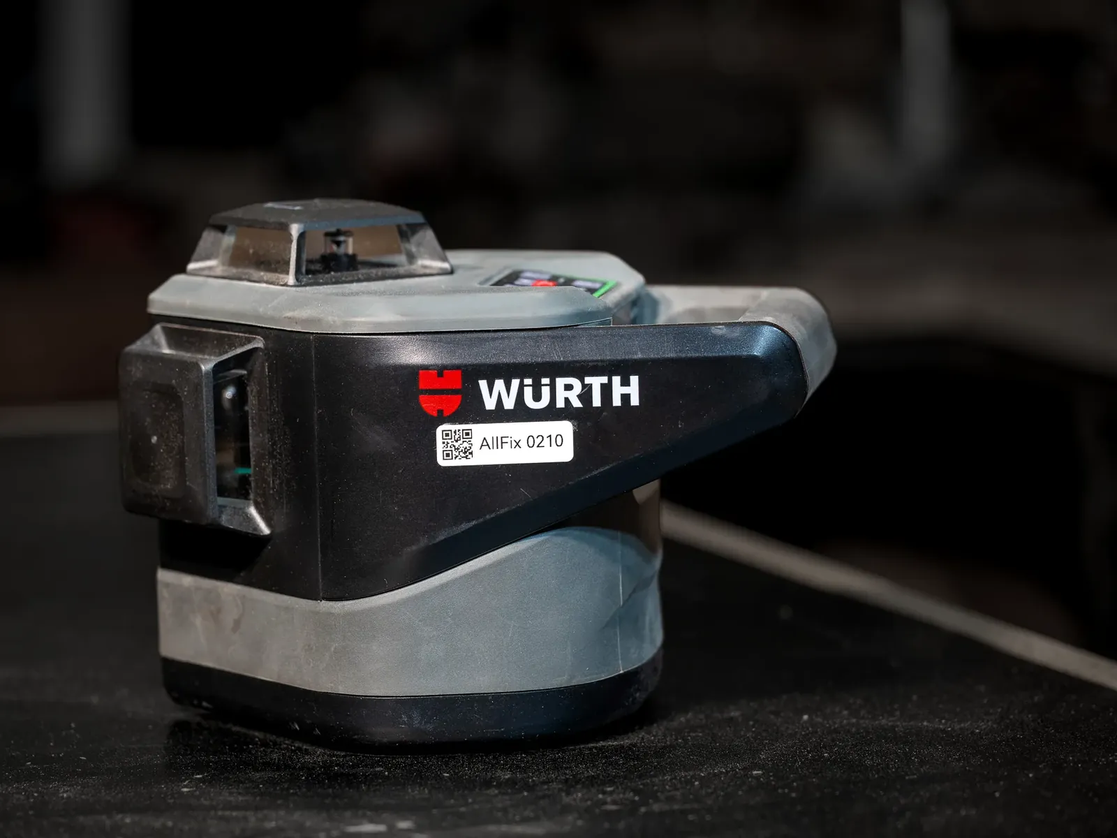 Křížový laser Würth na pracovním stole v dílně AllFix
