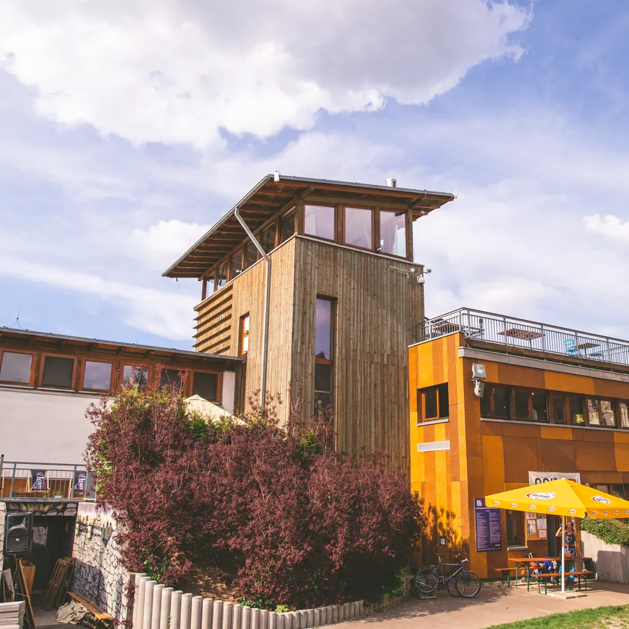Areál Gutovka — fasáda, na kterou bar navazuje