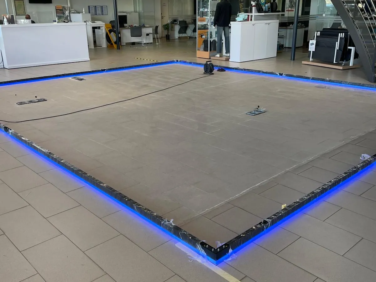 Showroom Škoda — osvětlené pódium pro vůz s LED podsvícením